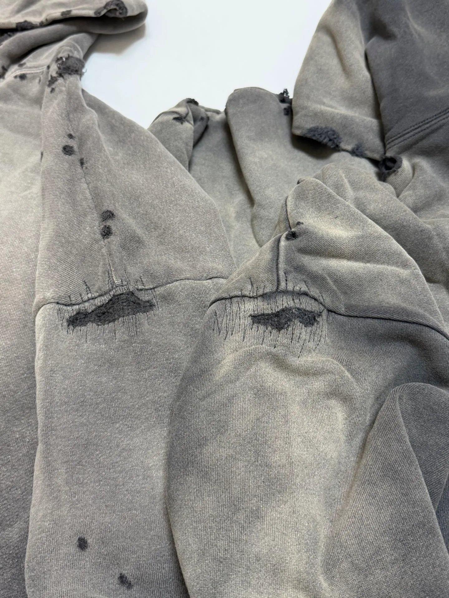 Pre-partum pattern SAINT Mxxxxxx DBL FACE ZIP UP HOODIE/CHARCOAL Double-layer destroyed waffle zipper jacket, washed black S-XL, a style that has been used in the summer. After continuous fine polishing, it is finally shipped. The finished product is simply a work of art. Super heavy washing and distressing. Multiple horse water fading. Excessive hand-made wormhole destruction processing. Deconstruction and reorganization embroidery technology. Custom-made zipper with LOGO. The color details of the zipper webbing are also correct. Original grade fruit main label and wash water label. Top purchasing grade. A layer of waffle fabric is added to the inner lining to make the overall texture stronger and increase the comfort and warmth of the wearer.